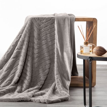 CHLUPATÁ DEKA KATE 150X200 CM STŘÍBRNÁ