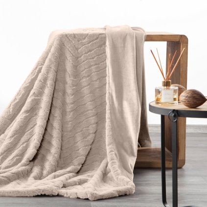 CHLUPATÁ DEKA KATE 150X200 CM BÉŽOVÁ