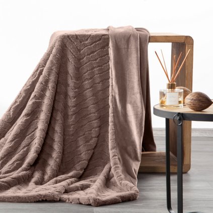 CHLUPATÁ DEKA KATE 150X200 CM TMAVĚBÉŽOVÁ