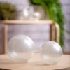 DEKORAČNÍ SKLENĚNÁ KOULE GABI (01) 14X14X14 CM BÍLÁ