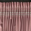 ZATEMŇOVACÍ ZÁVĚS NA PÁSCE ROSA 140X270 CM TMAVĚŘŮŽOVÁ